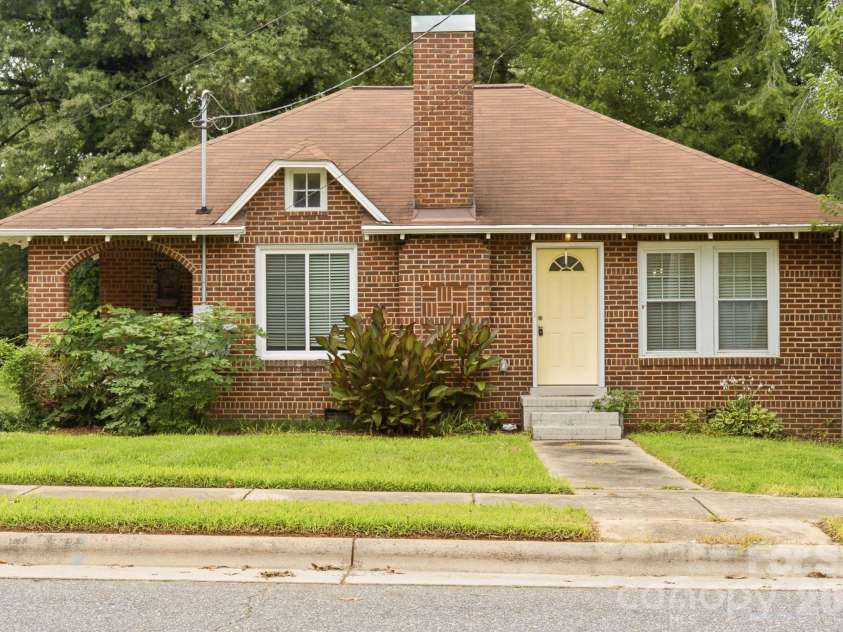 626 Green Street, Statesville, NC 28677.  MLS# CAR4417427, YatesRealty ID 46362. 