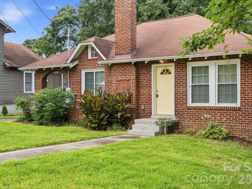 626 Green Street, Statesville, NC 28677.  MLS# CAR4417427, YatesRealty ID 46362. 