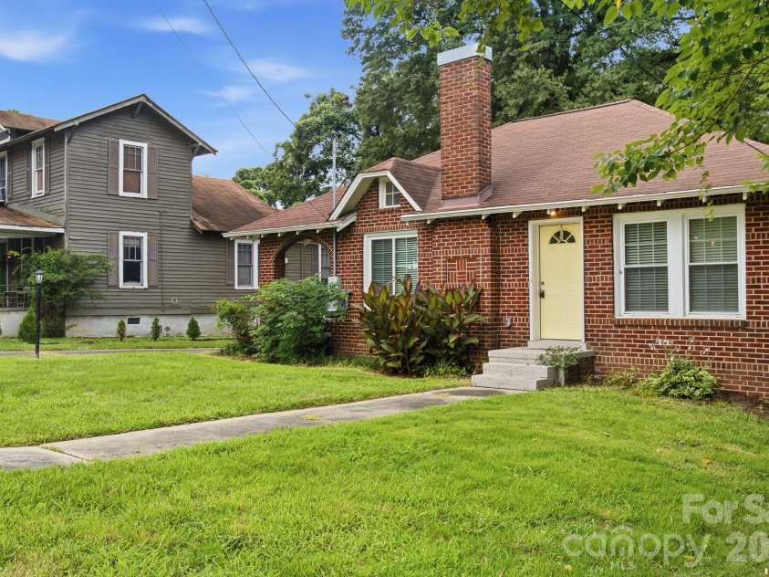 626 Green Street, Statesville, NC 28677.  MLS# CAR4417427, YatesRealty ID 46362. 