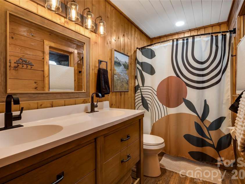 398 Locust Drive, Maggie Valley, NC 28751.  MLS# CAR4416894, YatesRealty ID 46368. Ensuite bath