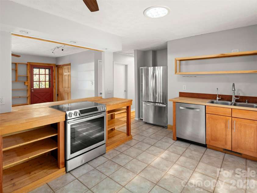 36 Auburndale Drive, Asheville, NC 28806.  MLS# CAR4353814, YatesRealty ID 4637. 