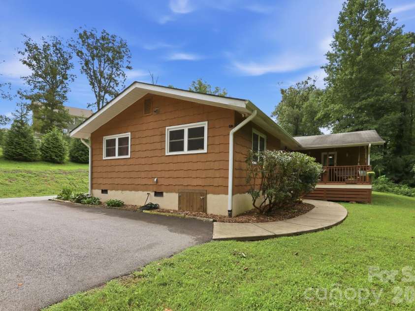 260 Justice Ridge Road, Candler, NC 28715.  MLS# CAR4417370, YatesRealty ID 46371. 