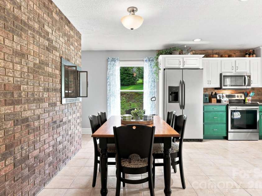 260 Justice Ridge Road, Candler, NC 28715.  MLS# CAR4417370, YatesRealty ID 46371. 