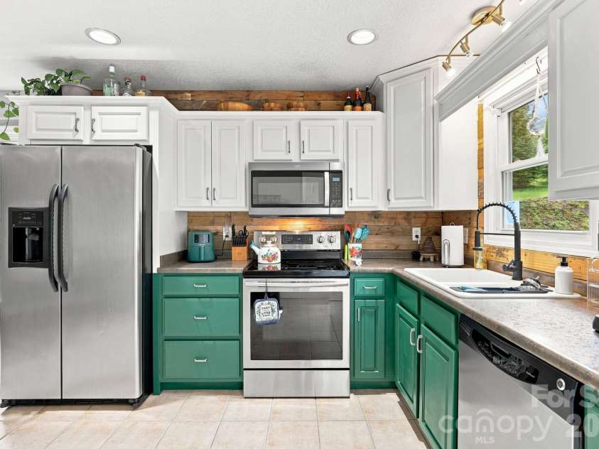 260 Justice Ridge Road, Candler, NC 28715.  MLS# CAR4417370, YatesRealty ID 46371. 