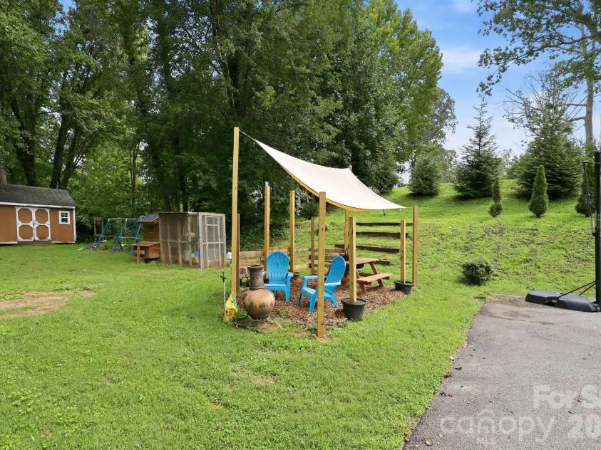 260 Justice Ridge Road, Candler, NC 28715.  MLS# CAR4417370, YatesRealty ID 46371. 