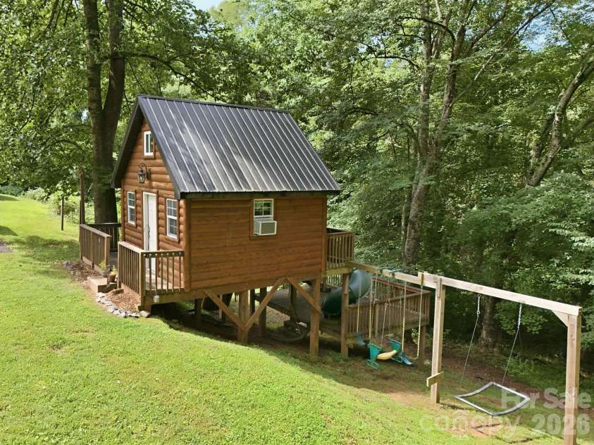 260 Justice Ridge Road, Candler, NC 28715.  MLS# CAR4417370, YatesRealty ID 46371. 