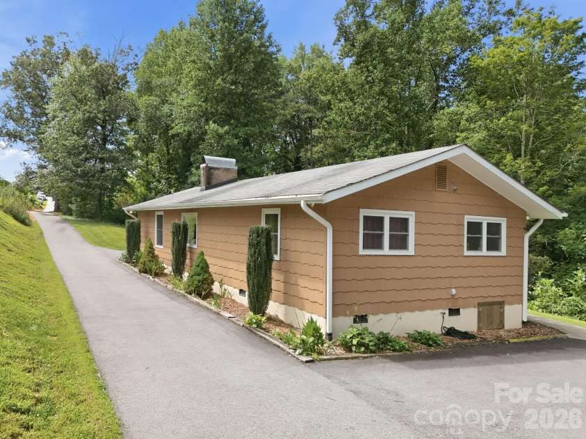 260 Justice Ridge Road, Candler, NC 28715.  MLS# CAR4417370, YatesRealty ID 46371. 