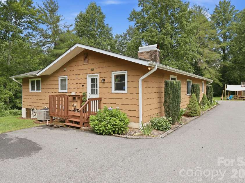 260 Justice Ridge Road, Candler, NC 28715.  MLS# CAR4417370, YatesRealty ID 46371. 