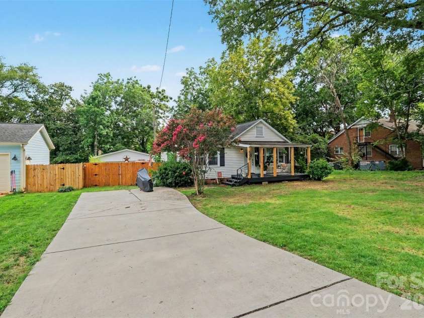 3330 Benard Avenue, Charlotte, NC 28206.  MLS# CAR4415704, YatesRealty ID 46377. 