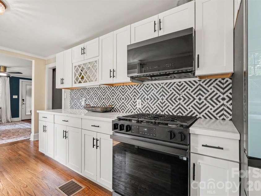 3330 Benard Avenue, Charlotte, NC 28206.  MLS# CAR4415704, YatesRealty ID 46377. 