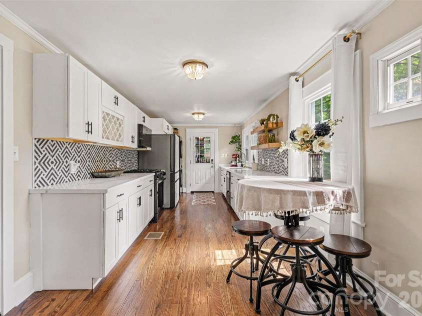 3330 Benard Avenue, Charlotte, NC 28206.  MLS# CAR4415704, YatesRealty ID 46377. 
