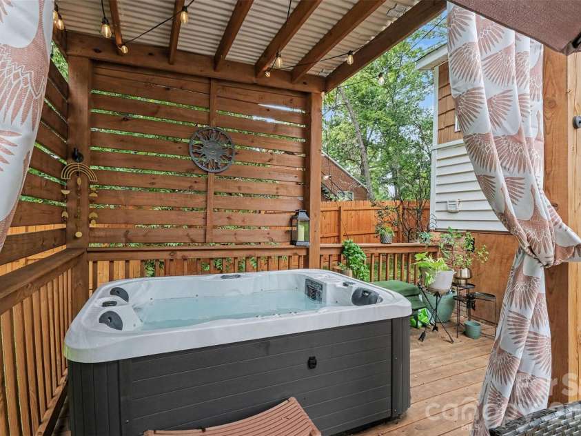3330 Benard Avenue, Charlotte, NC 28206.  MLS# CAR4415704, YatesRealty ID 46377. 