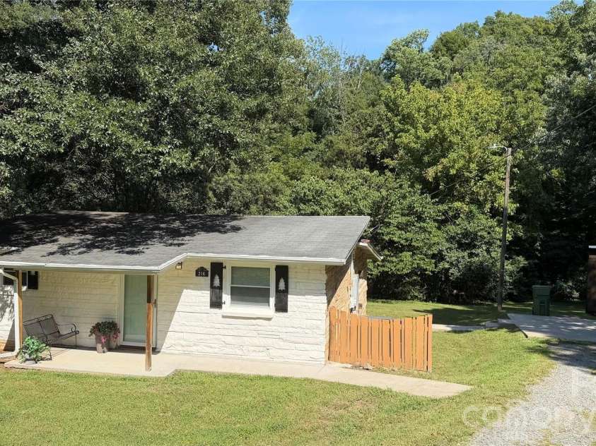 216 Auten Circle, Mount Holly, NC 28120.  MLS# CAR4416875, YatesRealty ID 46378. 