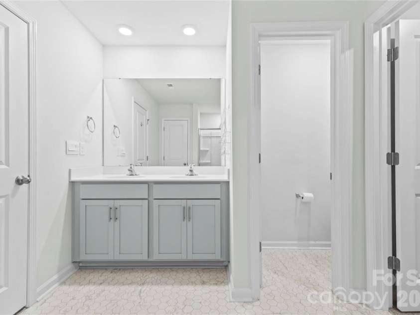 134 Giant Oak Avenue, Statesville, NC 28677.  MLS# CAR4410023, YatesRealty ID 46384. Masterbath