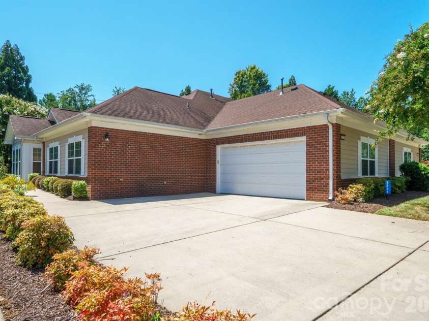 3221 Abbey Walk Lane, Matthews, NC 28105.  MLS# CAR4412406, YatesRealty ID 46386. 