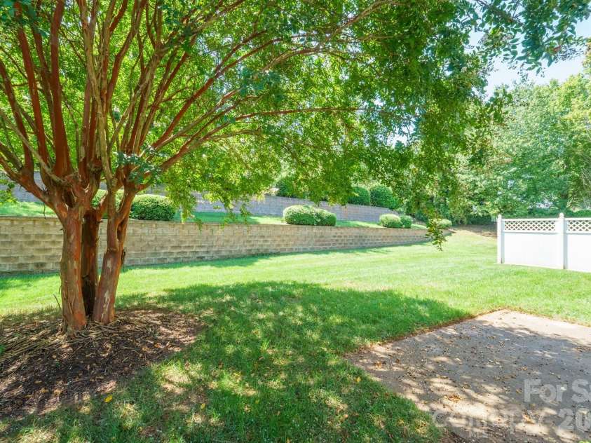 3221 Abbey Walk Lane, Matthews, NC 28105.  MLS# CAR4412406, YatesRealty ID 46386. 