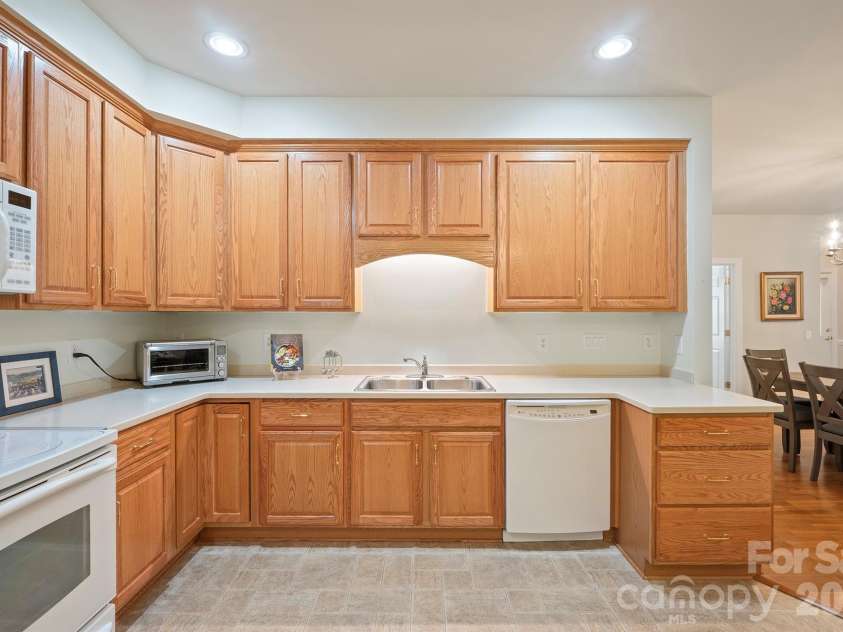 3221 Abbey Walk Lane, Matthews, NC 28105.  MLS# CAR4412406, YatesRealty ID 46386. 