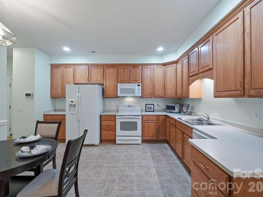3221 Abbey Walk Lane, Matthews, NC 28105.  MLS# CAR4412406, YatesRealty ID 46386. 