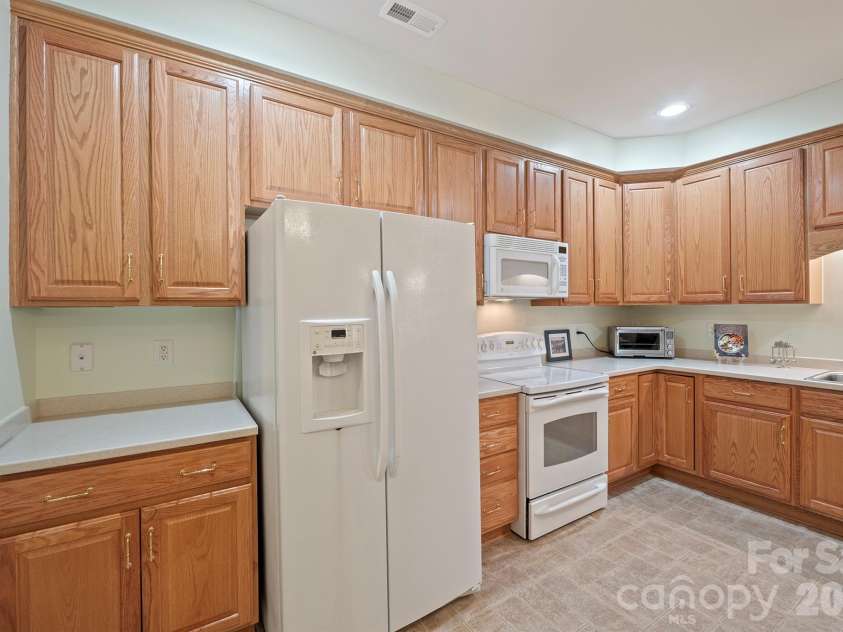 3221 Abbey Walk Lane, Matthews, NC 28105.  MLS# CAR4412406, YatesRealty ID 46386. 