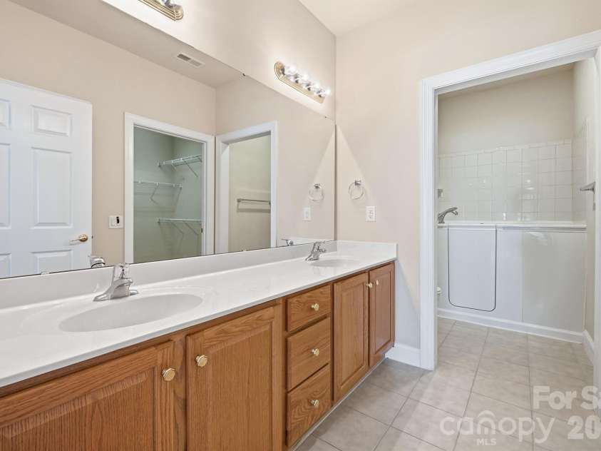 3221 Abbey Walk Lane, Matthews, NC 28105.  MLS# CAR4412406, YatesRealty ID 46386. 