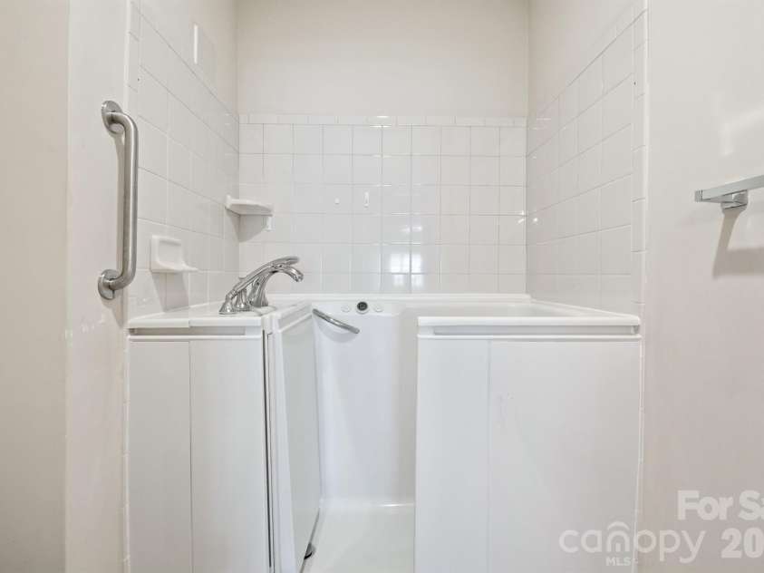 3221 Abbey Walk Lane, Matthews, NC 28105.  MLS# CAR4412406, YatesRealty ID 46386. 