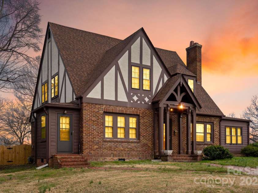 3 Elliott Drive, Thomasville, NC 27360.  MLS# CAR4229217, YatesRealty ID 4639. 