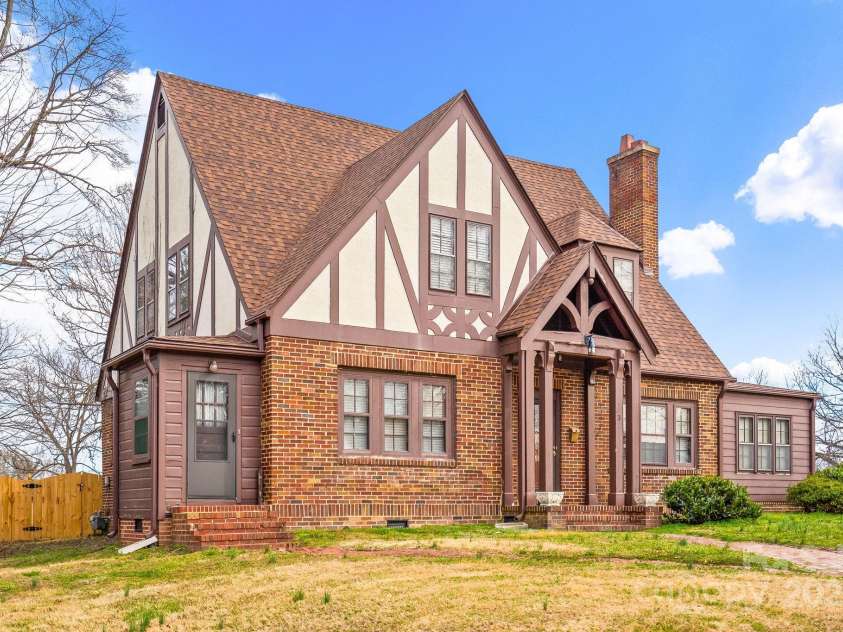 3 Elliott Drive, Thomasville, NC 27360.  MLS# CAR4229217, YatesRealty ID 4639. 