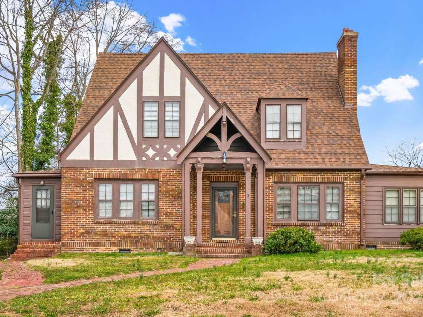 3 Elliott Drive, Thomasville, NC 27360.  MLS# CAR4229217, YatesRealty ID 4639. 