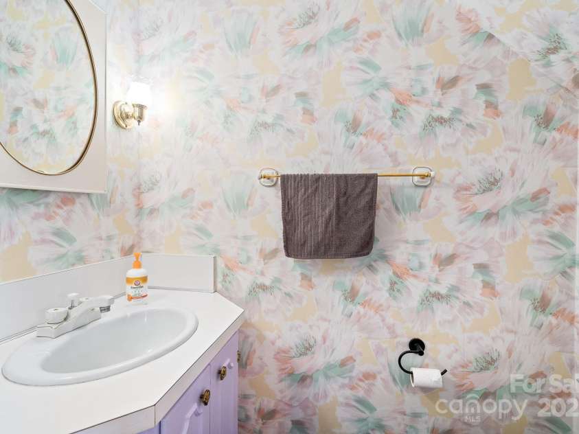 3 Elliott Drive, Thomasville, NC 27360.  MLS# CAR4229217, YatesRealty ID 4639. 