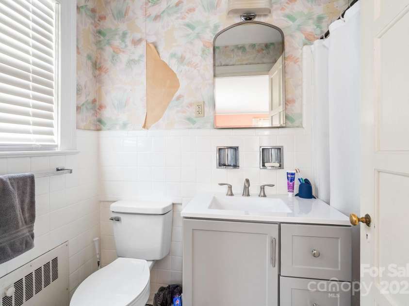 3 Elliott Drive, Thomasville, NC 27360.  MLS# CAR4229217, YatesRealty ID 4639. Full Bath on 2nd level