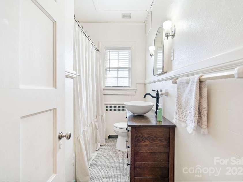 3 Elliott Drive, Thomasville, NC 27360.  MLS# CAR4229217, YatesRealty ID 4639. Full Bath on main