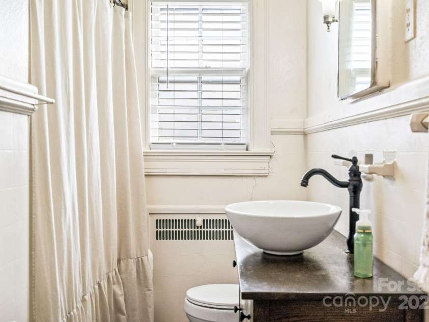 3 Elliott Drive, Thomasville, NC 27360.  MLS# CAR4229217, YatesRealty ID 4639. Full Bath on main