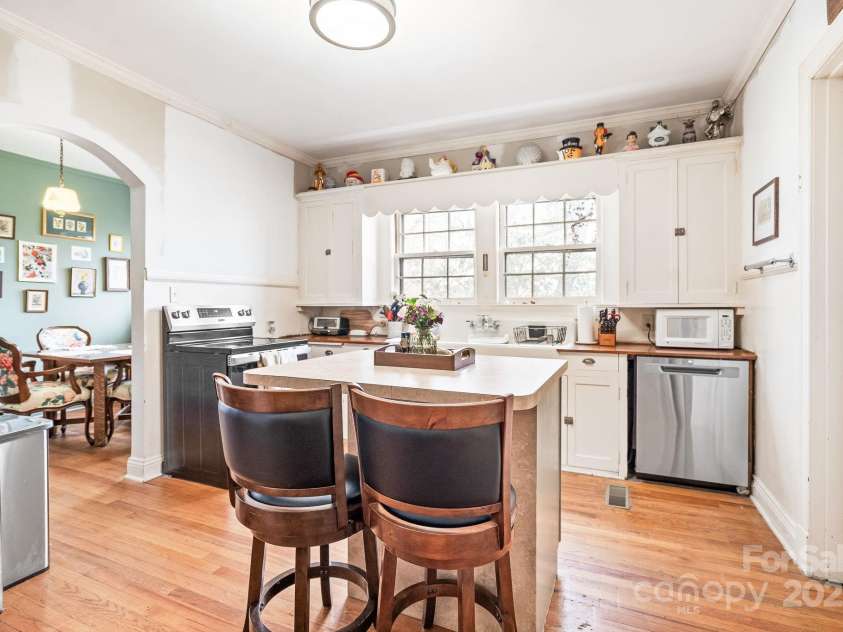 3 Elliott Drive, Thomasville, NC 27360.  MLS# CAR4229217, YatesRealty ID 4639. Kitchen