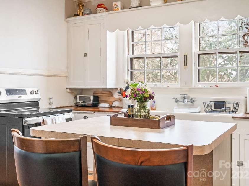 3 Elliott Drive, Thomasville, NC 27360.  MLS# CAR4229217, YatesRealty ID 4639. Kitchen