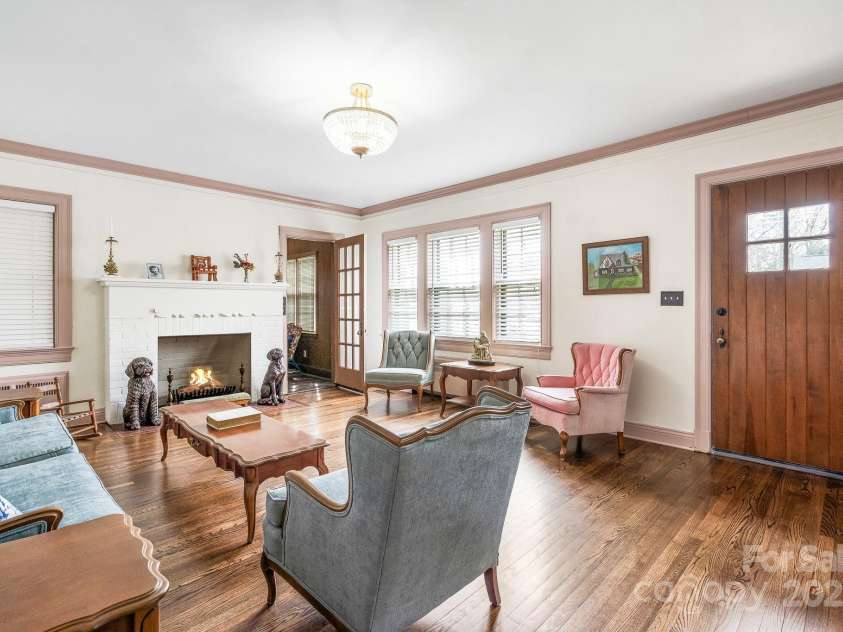 3 Elliott Drive, Thomasville, NC 27360.  MLS# CAR4229217, YatesRealty ID 4639. Living Room