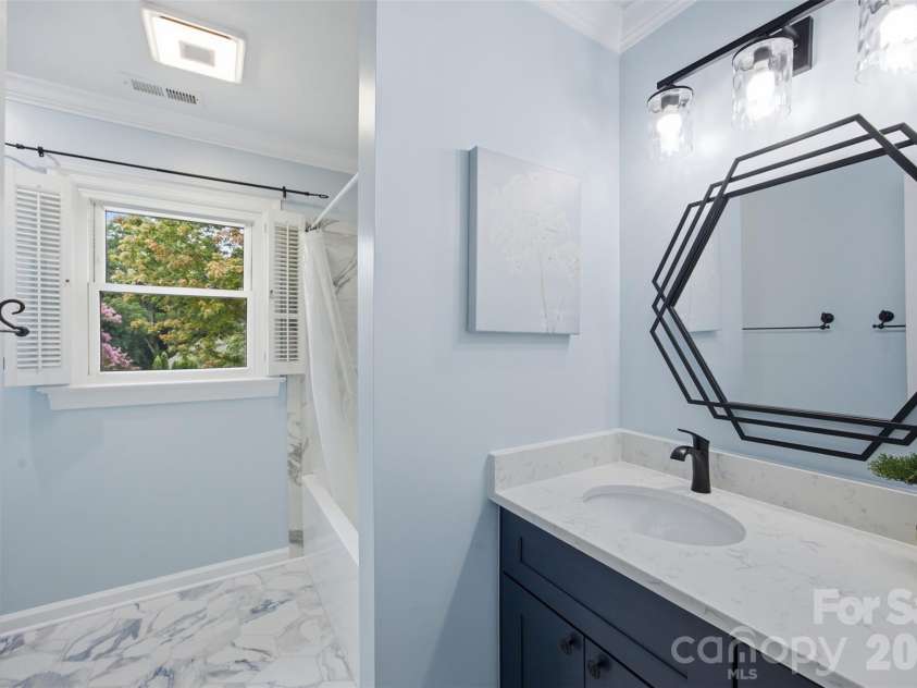 1511 Prancer Lane, Gastonia, NC 28056.  MLS# CAR4412780, YatesRealty ID 46391. Hall bath