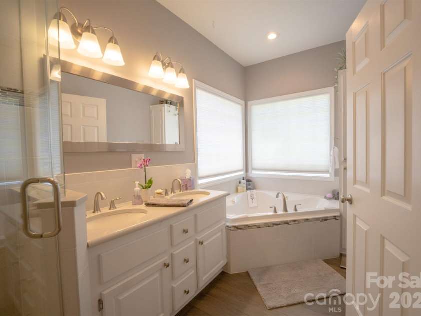 115 Providence Place, York, SC 29745.  MLS# CAR4390448, YatesRealty ID 46394. Primary ensuite bath