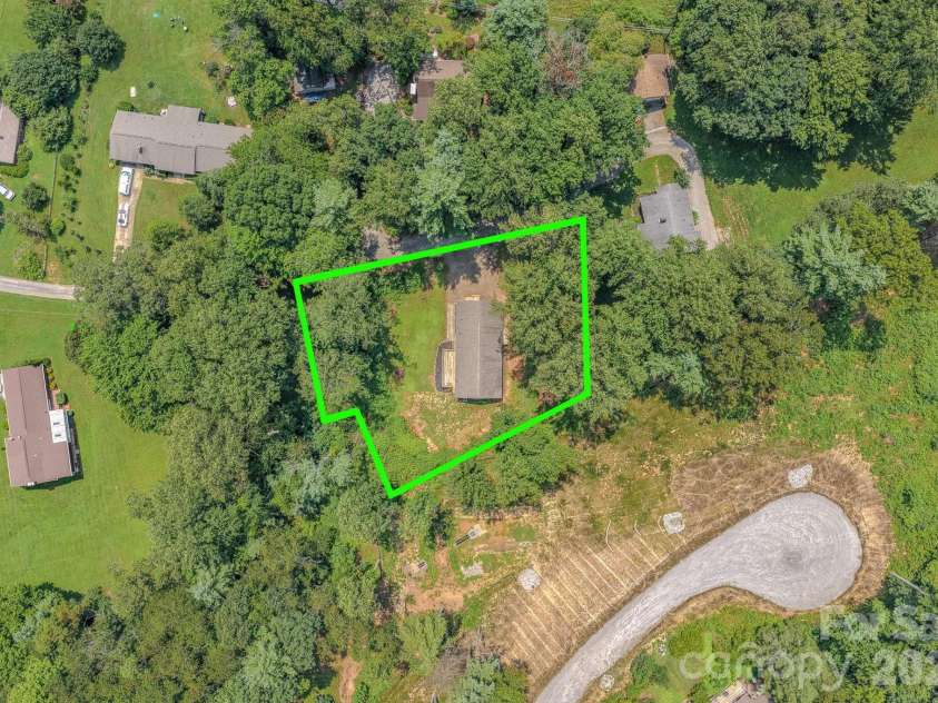 17 Berry Hill Road, Asheville, NC 28806.  MLS# CAR4408731, YatesRealty ID 46396. 