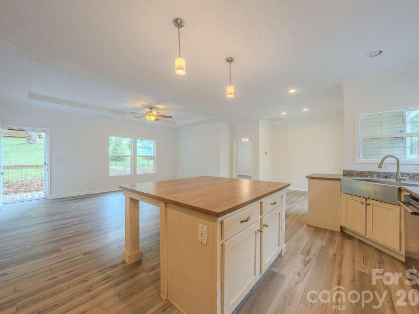 17 Berry Hill Road, Asheville, NC 28806.  MLS# CAR4408731, YatesRealty ID 46396. 