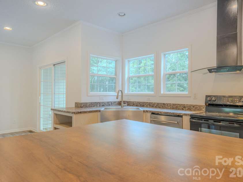 17 Berry Hill Road, Asheville, NC 28806.  MLS# CAR4408731, YatesRealty ID 46396. 