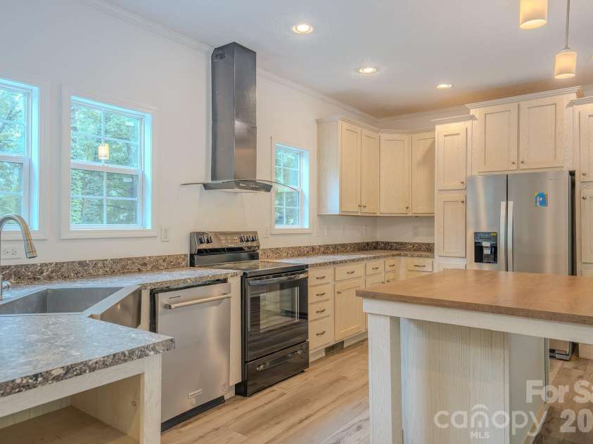 17 Berry Hill Road, Asheville, NC 28806.  MLS# CAR4408731, YatesRealty ID 46396. 
