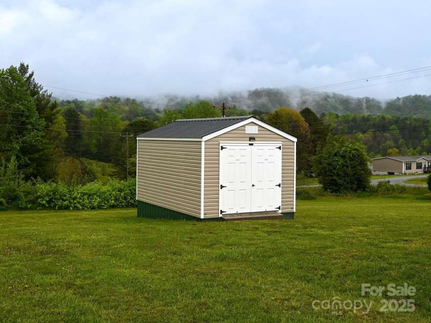 123 Big Oak Road, Hendersonville, NC 28792.  MLS# CAR4250843, YatesRealty ID 464. 