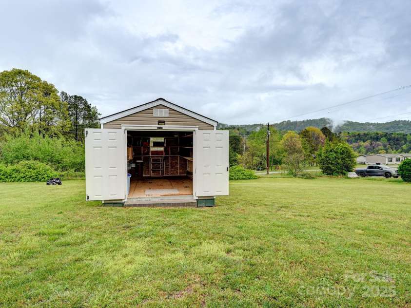 123 Big Oak Road, Hendersonville, NC 28792.  MLS# CAR4250843, YatesRealty ID 464. 