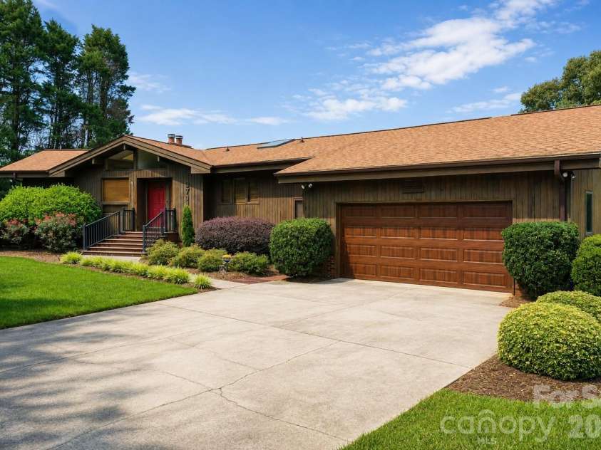 3711 Blendwood Lane, Hickory, NC 28601.  MLS# CAR4413481, YatesRealty ID 46403. 