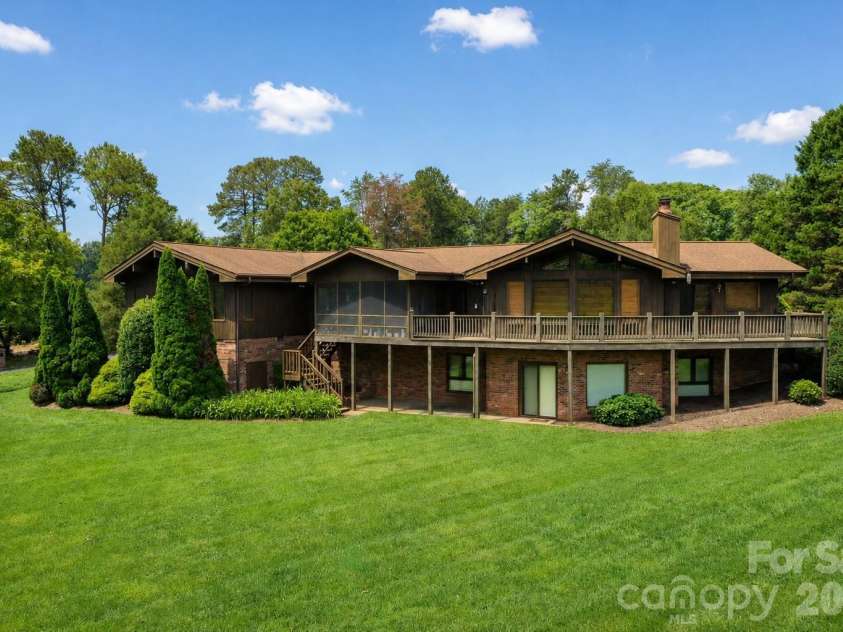 3711 Blendwood Lane, Hickory, NC 28601.  MLS# CAR4413481, YatesRealty ID 46403. 