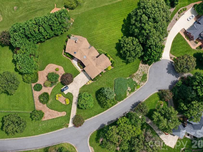 3711 Blendwood Lane, Hickory, NC 28601.  MLS# CAR4413481, YatesRealty ID 46403. 