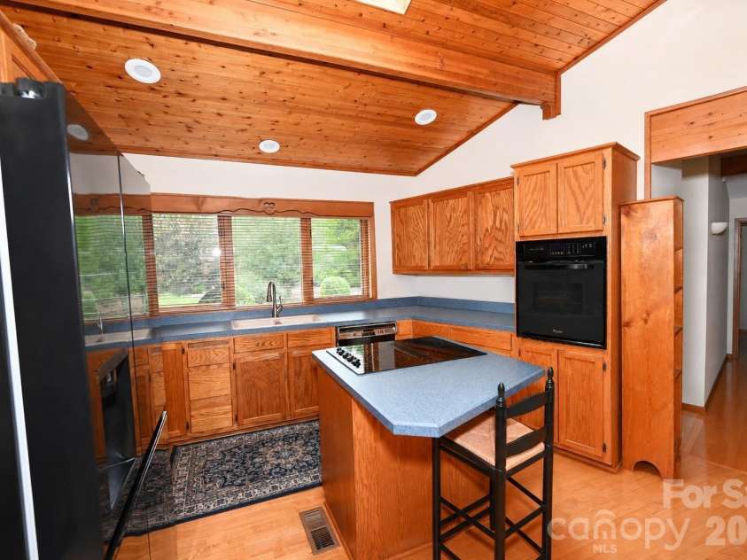 3711 Blendwood Lane, Hickory, NC 28601.  MLS# CAR4413481, YatesRealty ID 46403. 