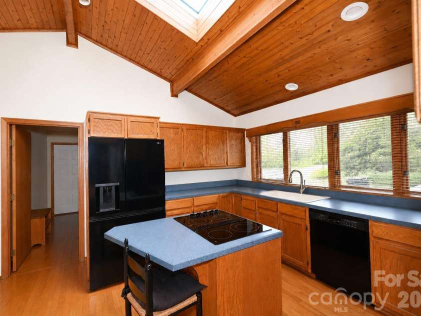 3711 Blendwood Lane, Hickory, NC 28601.  MLS# CAR4413481, YatesRealty ID 46403. 