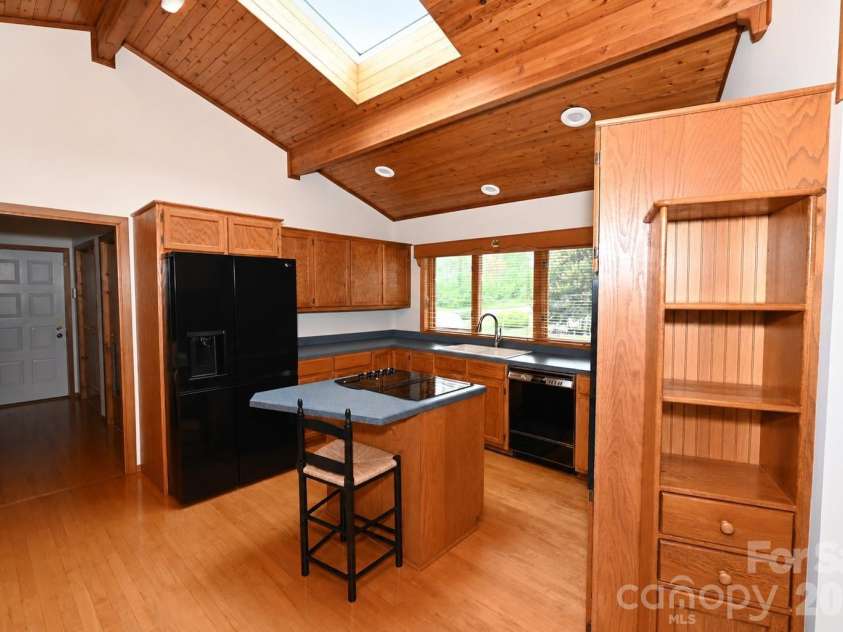 3711 Blendwood Lane, Hickory, NC 28601.  MLS# CAR4413481, YatesRealty ID 46403. 