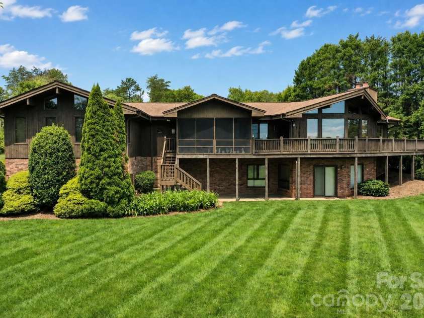3711 Blendwood Lane, Hickory, NC 28601.  MLS# CAR4413481, YatesRealty ID 46403. 